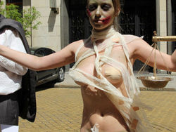 Гола Темида отново излиза на протест този път срещу трафика на деца