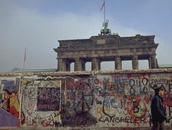 Днес се отбелязват 52 години от издигането на Берлинската стена