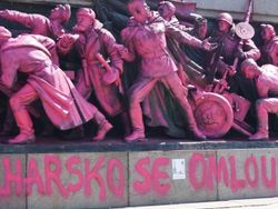 Неизвестните артисти, които боядисаха паметника на Съветската армия , се извиниха на Чехия  за инвазията през 1968 година 